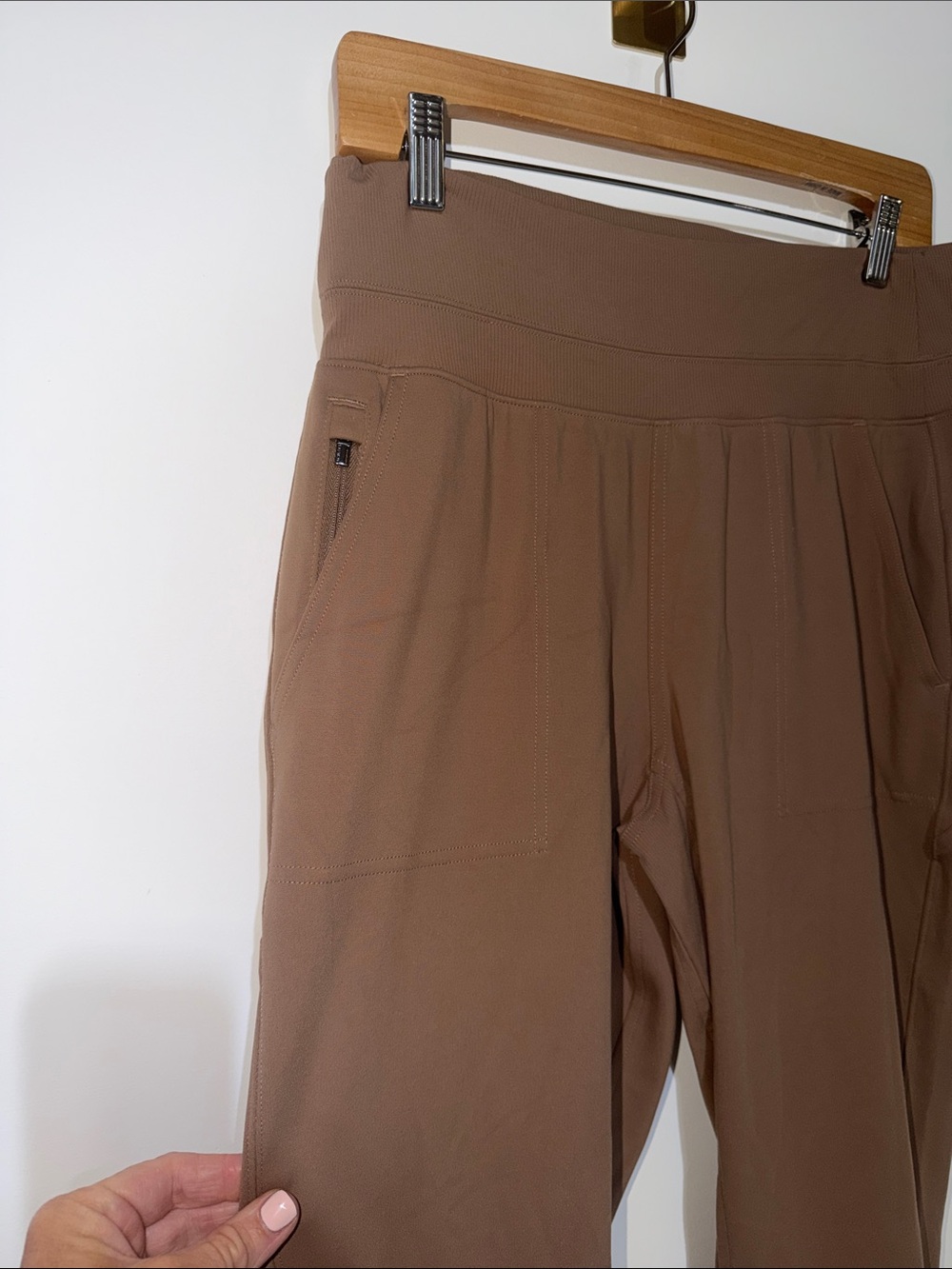 Athleta Venice High Rise Joggers, beige tan Color size medium NWOT - Picture 3 of 9